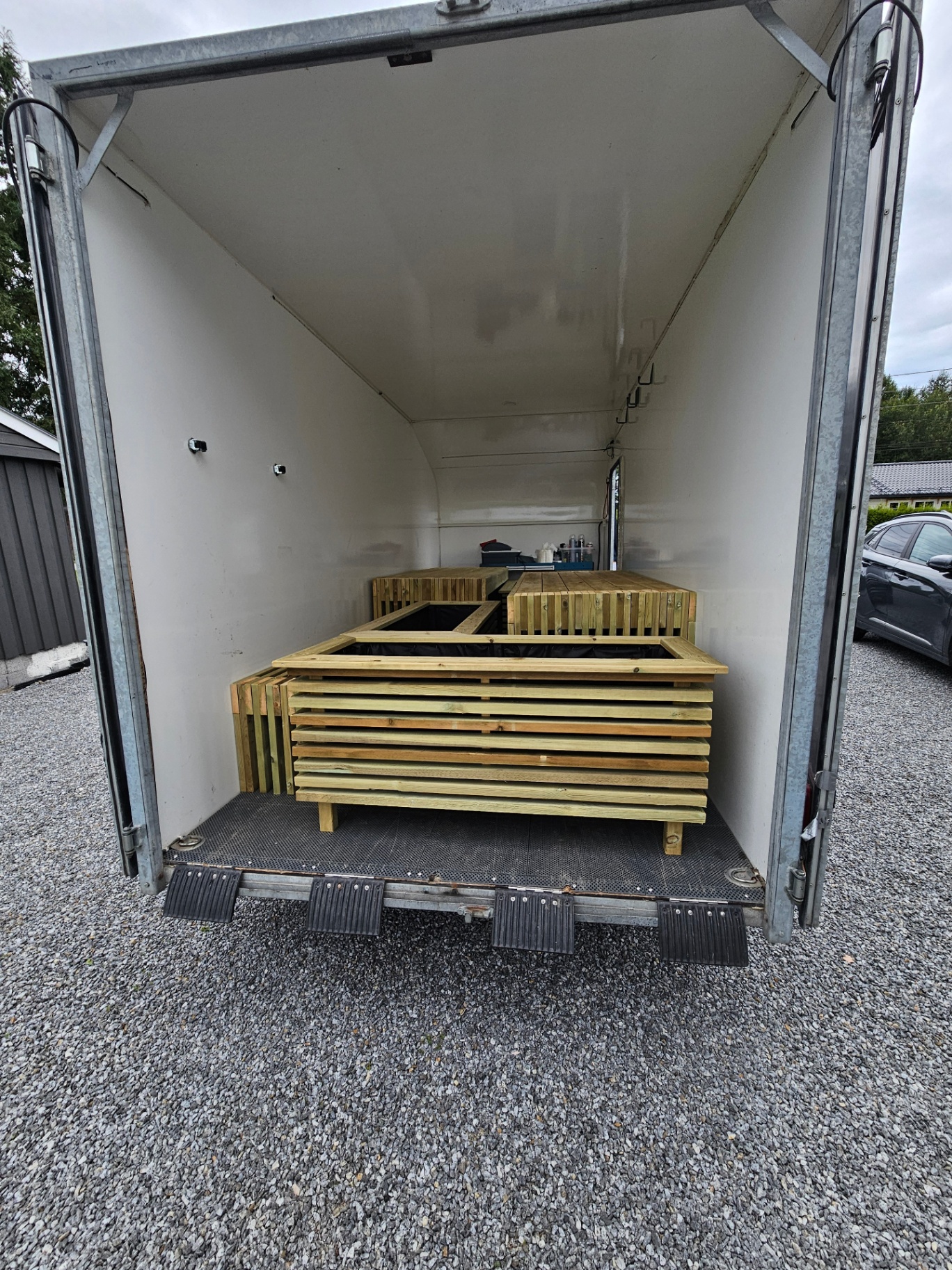 Blomsterkasser lastet i lukket henger for levering