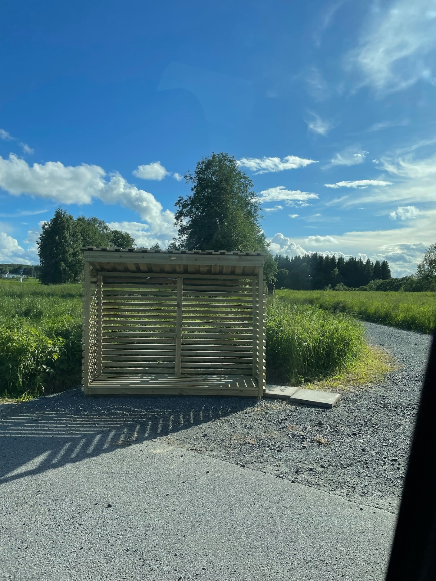 Søppelkassestativ i impregnert tre langs grusvei