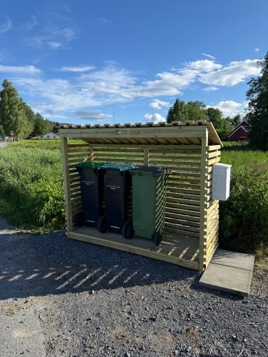 Søppelkassestativ i tre