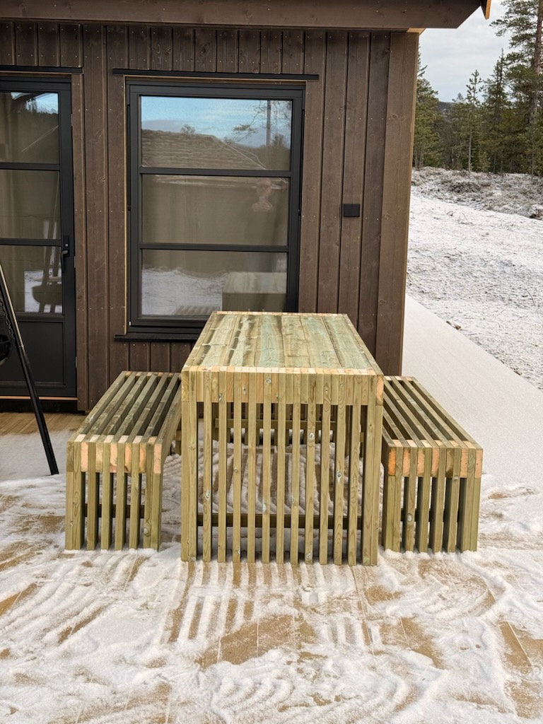 Spilebord sett forfra med benker på snødekt terrasse